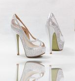 105- Sapato branco com Strass e transparencia