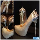 02-Sapato dourado com gliter +spikes